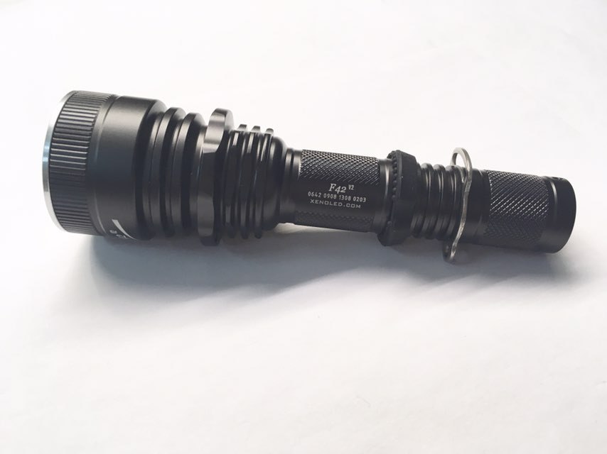 XENO F42 V2 (1x18650/2xCR123A, 1xXM-L2 1C U2, 715lm, 320m)