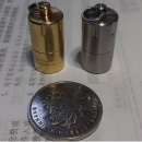 D.Q.G Водонепроницаемый брелок-капсула mini Brass D.Q.G Водонепроницаемый брелок-капсула mini Brass